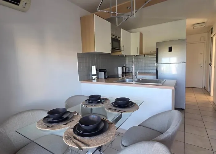 Διαμέρισμα Charming 2 Bedroom With Sea View, Pool And Parking