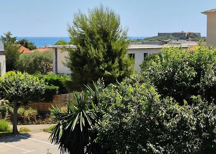 Charming 2 Bedroom With Sea View, Pool And Parking Διαμέρισμα *