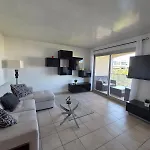 Charming 2 Bedroom With Sea View, Pool And Parking 아파트 *
