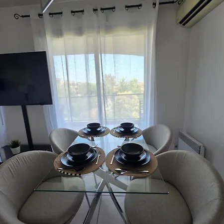 아파트 Charming 2 Bedroom With Sea View, Pool And Parking *