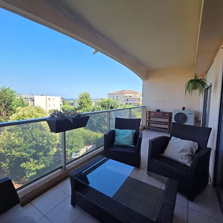 Charming 2 Bedroom With Sea View, Pool And Parking *