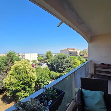 Charming 2 Bedroom With Sea View, Pool And Parking Apartmán Antibes
