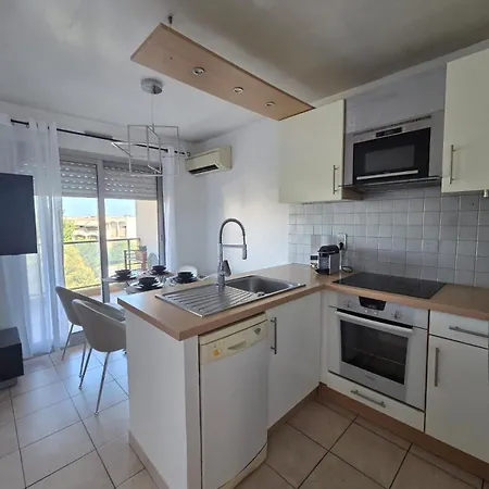 Charming 2 Bedroom With Sea View, Pool And Parking 앙티브